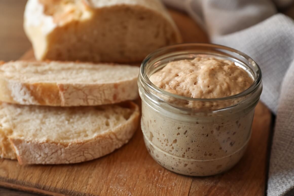 sourdough kruh je bolji izbor od bijelog kruha jer fermentacija stvara prebiotike koji hrane dobre bakterije u crijevima