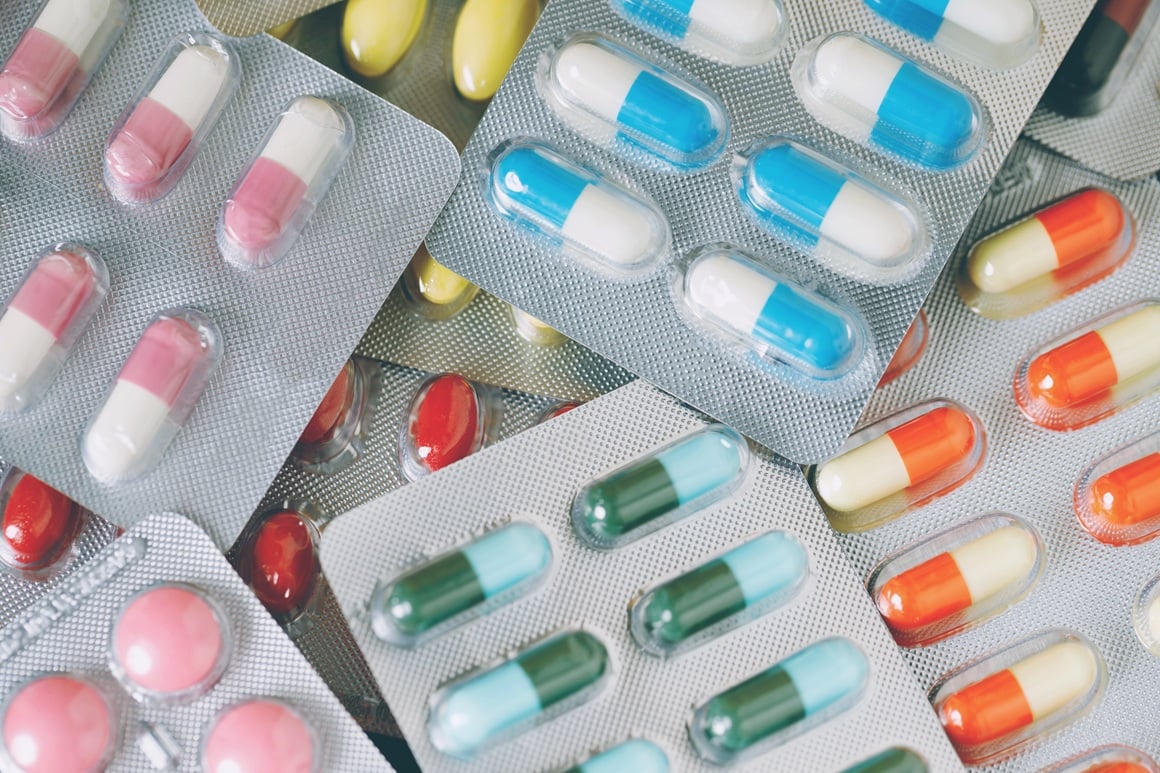 Antibiotici su tvari koje uništavaju bakterije ili zaustavljaju njihov rast i razmnožavanje
