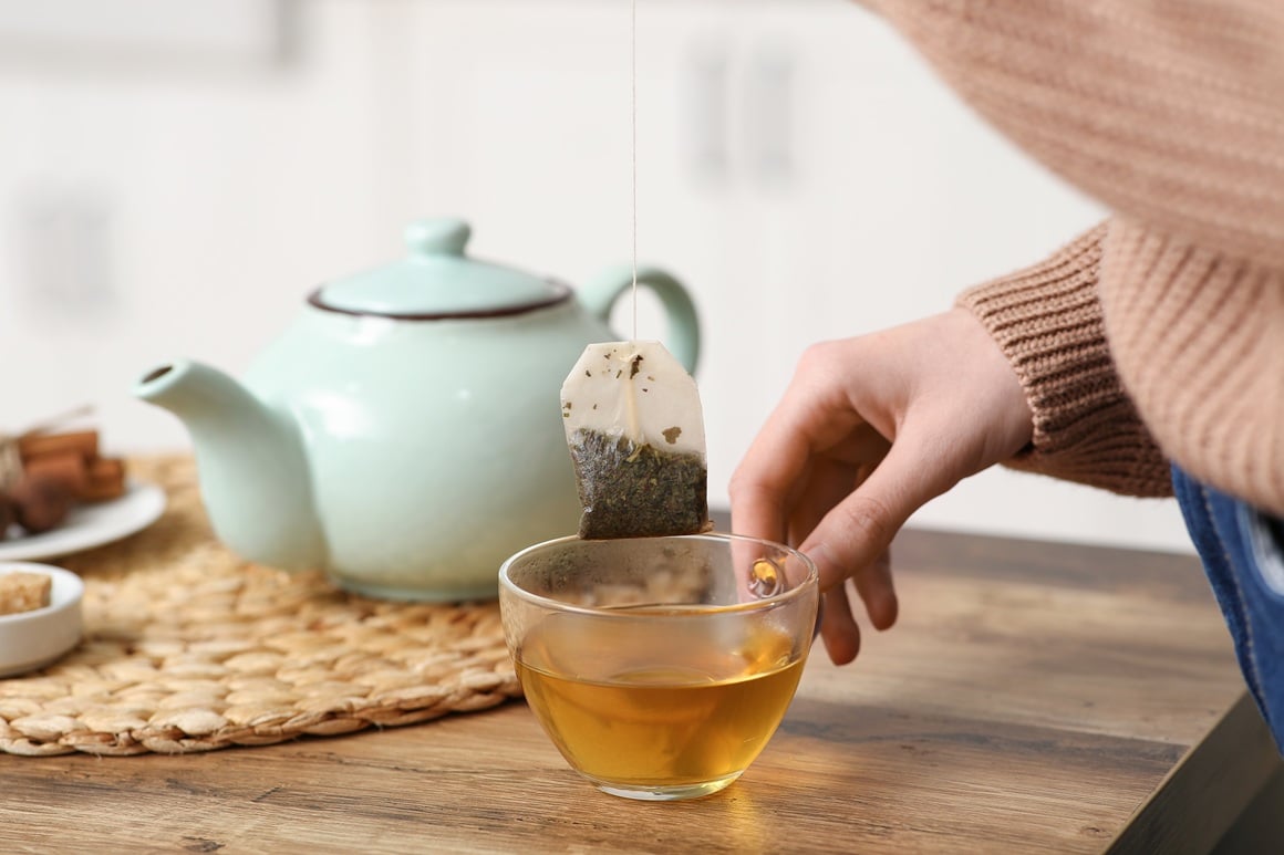 Čaj općenito sadrži manje kofeina od kave, pa je i nešto više hidrirajući