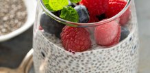 Chia puding s bobičastim voćem i orašastim plodovima