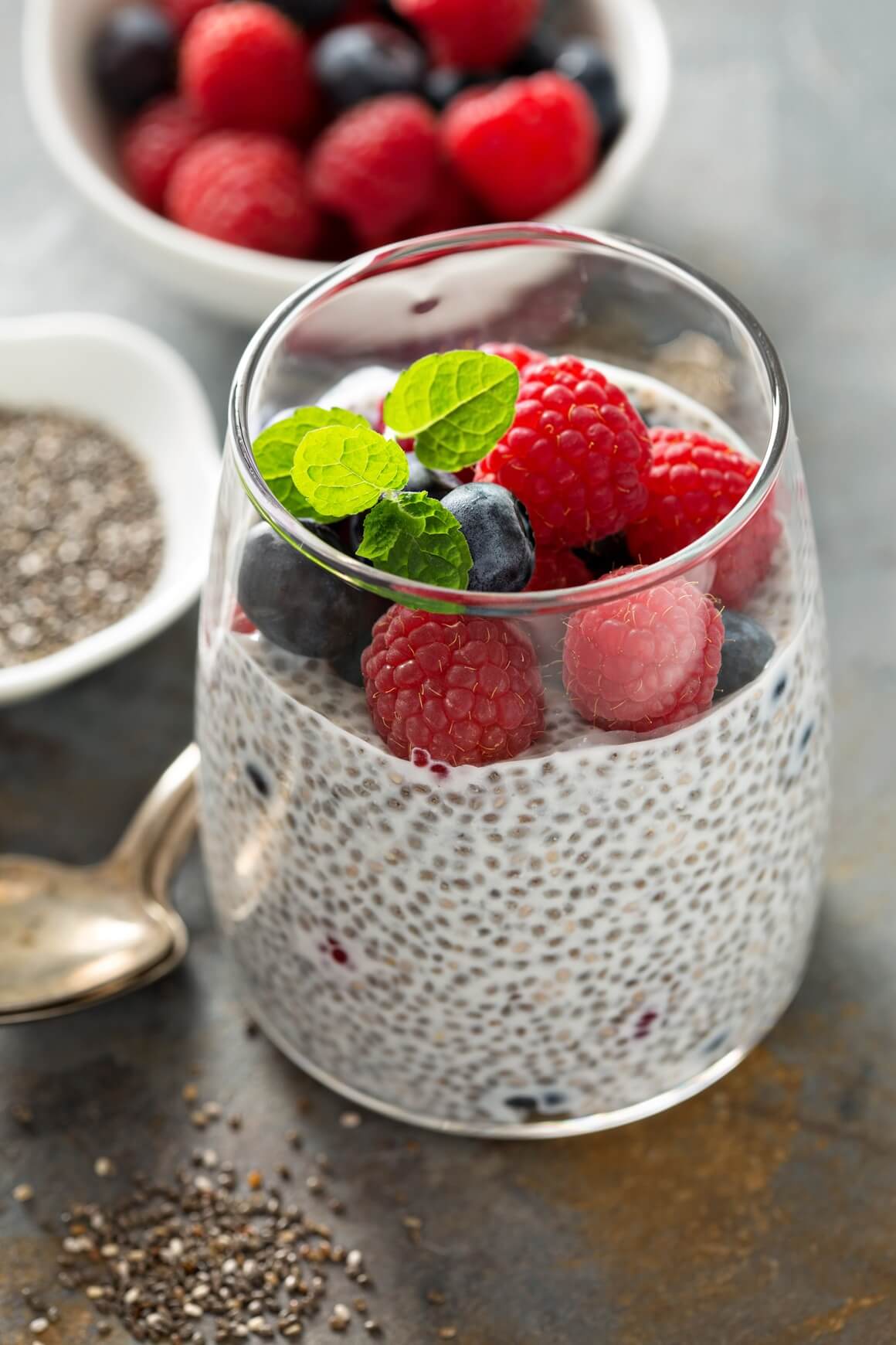 Chia puding s bobičastim voćem i orašastim plodovima