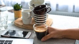 Konzumacija više od četiri šalice kave dnevno može povećati izlučivanje urina i dovesti do blagog gubitka tekućine