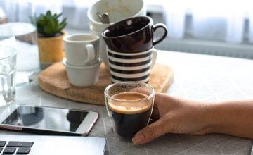 Konzumacija više od četiri šalice kave dnevno može povećati izlučivanje urina i dovesti do blagog gubitka tekućine