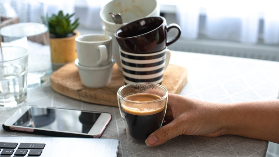 Konzumacija više od četiri šalice kave dnevno može povećati izlučivanje urina i dovesti do blagog gubitka tekućine