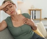 Menopauza se najčešće povezuje s valovima vrućine, noćnim znojenjem i promjenama raspoloženja