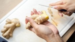 Od davnina se đumbir koristi ne samo u kuhinji, već i u narodnoj medicini zbog svojih snažnih protuupalnih i ljekovitih svojstava