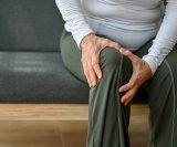 Osteoartritis uzrokuje postupno propadanje hrskavice i upalu koja potiče daljnje oštećenje zgloba