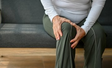 Osteoartritis uzrokuje postupno propadanje hrskavice i upalu koja potiče daljnje oštećenje zgloba