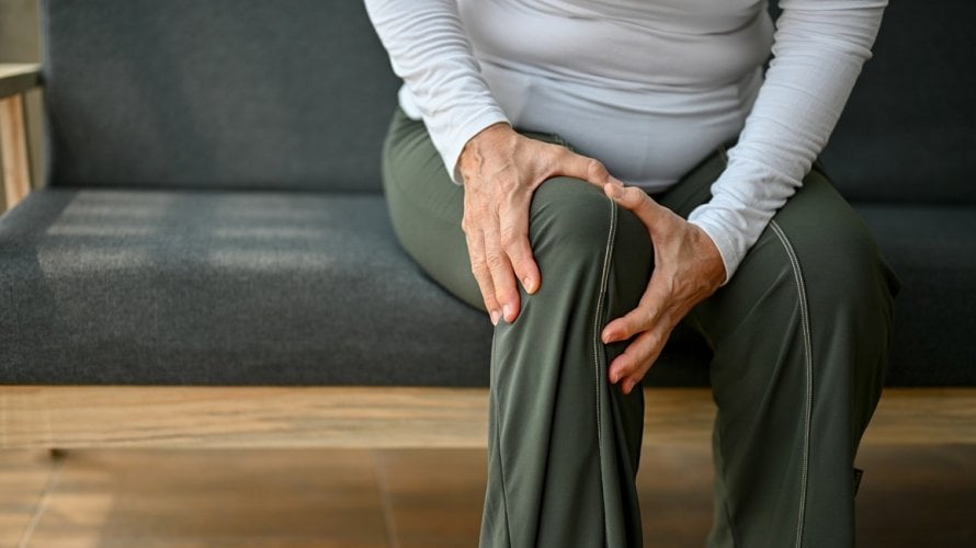 Osteoartritis uzrokuje postupno propadanje hrskavice i upalu koja potiče daljnje oštećenje zgloba
