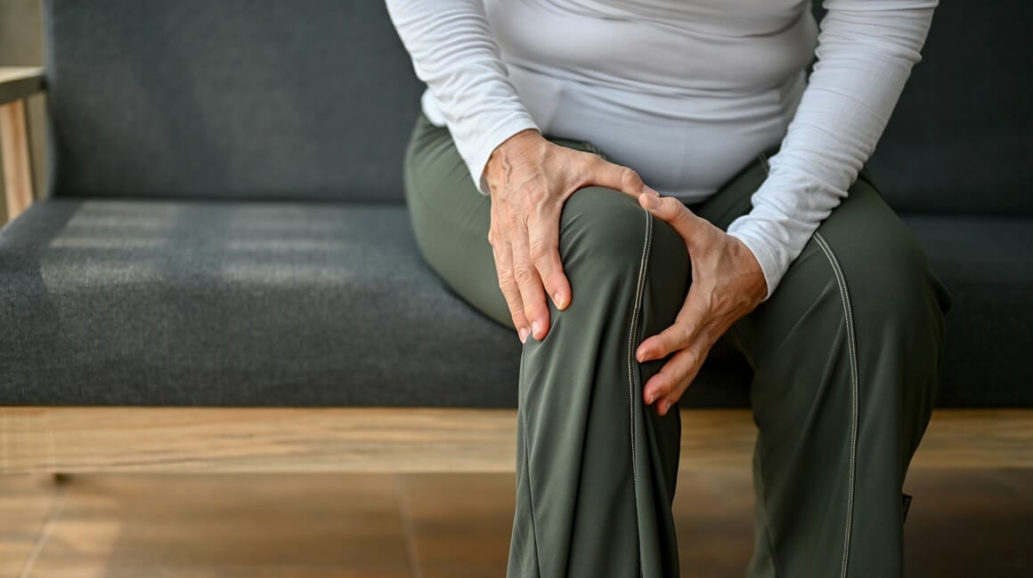 Osteoartritis uzrokuje postupno propadanje hrskavice i upalu koja potiče daljnje oštećenje zgloba