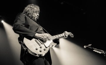 Poznati gitarist Ace Frehley, suosnivač legendarne grupe KISS, preminuo je zbog krvarenja u mozgu