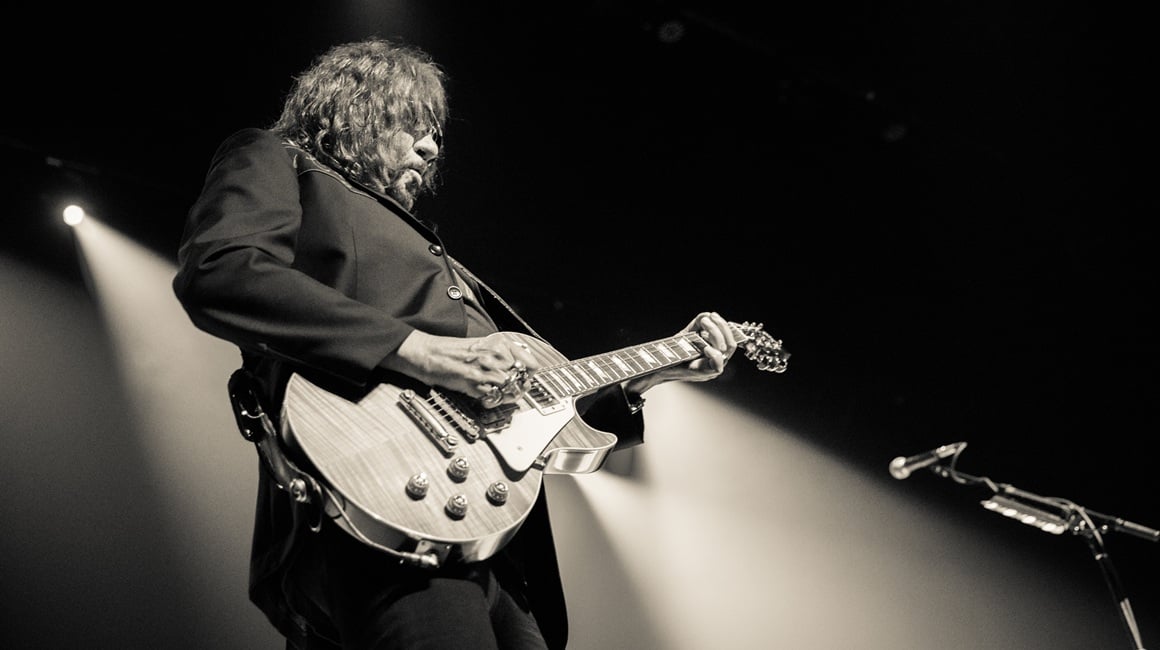 Poznati gitarist Ace Frehley, suosnivač legendarne grupe KISS, preminuo je zbog krvarenja u mozgu