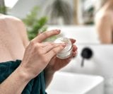 Sve više žena na društvenim mrežama hvali estrogenske kreme kao čudo protiv bora, suhoće i gubitka elastičnosti kože