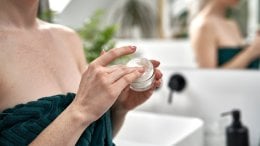 Sve više žena na društvenim mrežama hvali estrogenske kreme kao čudo protiv bora, suhoće i gubitka elastičnosti kože