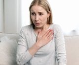 Tahikardija se može javiti zbog stresa, tjeskobe, anemije (niskih razina željeza u krvi), dehidracije, infekcije ili srčanih stanja poput zatajenja srca i infarkta