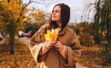 Ujesen, kada dominira vata doša, adaptogeni pomažu u uzemljenju, stabilizaciji i hranjenju iscrpljenih tkiva