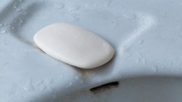 Znanstvena istraživanja pokazala su da bakterije mogu ostati na površini sapuna i nakon što ga koristite