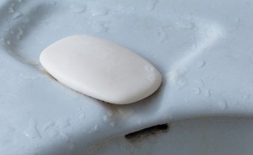 Znanstvena istraživanja pokazala su da bakterije mogu ostati na površini sapuna i nakon što ga koristite