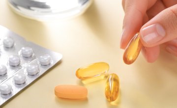 budući da omega-3 mogu utjecati na zgrušavanje krvi i stijenke krvnih žila, kombinacija s nekim lijekovima može biti problematična