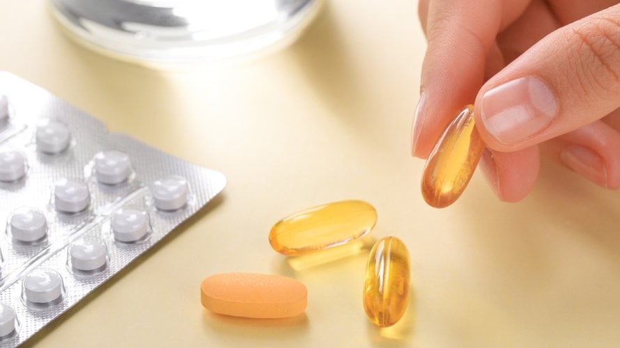 budući da omega-3 mogu utjecati na zgrušavanje krvi i stijenke krvnih žila, kombinacija s nekim lijekovima može biti problematična