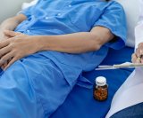 kombinacija lijekova enzalutamid i leuprolid smanjuje rizik od smrti kod muškaraca s uznapredovalim rakom prostate za 40 % tijekom osam godina