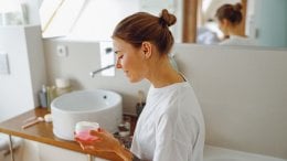 krema za sunčanje trebala bi uvijek biti posljednji korak ujutro nakon svih ostalih proizvoda za njegu kože
