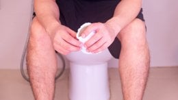 osobe mlađe od 50 godina koje su imale krvarenje iz rektuma imale su 850 posto veći rizik od raka debelog crijeva