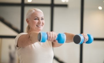 trening snage s bučicama za starije od 50