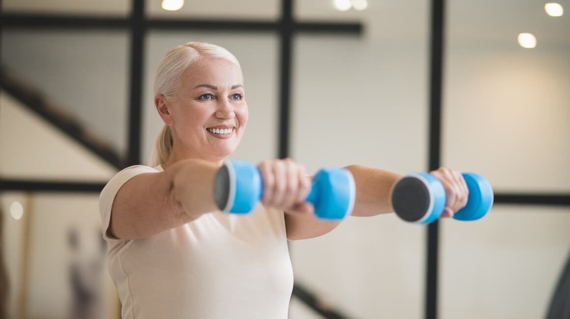 trening snage s bučicama za starije od 50