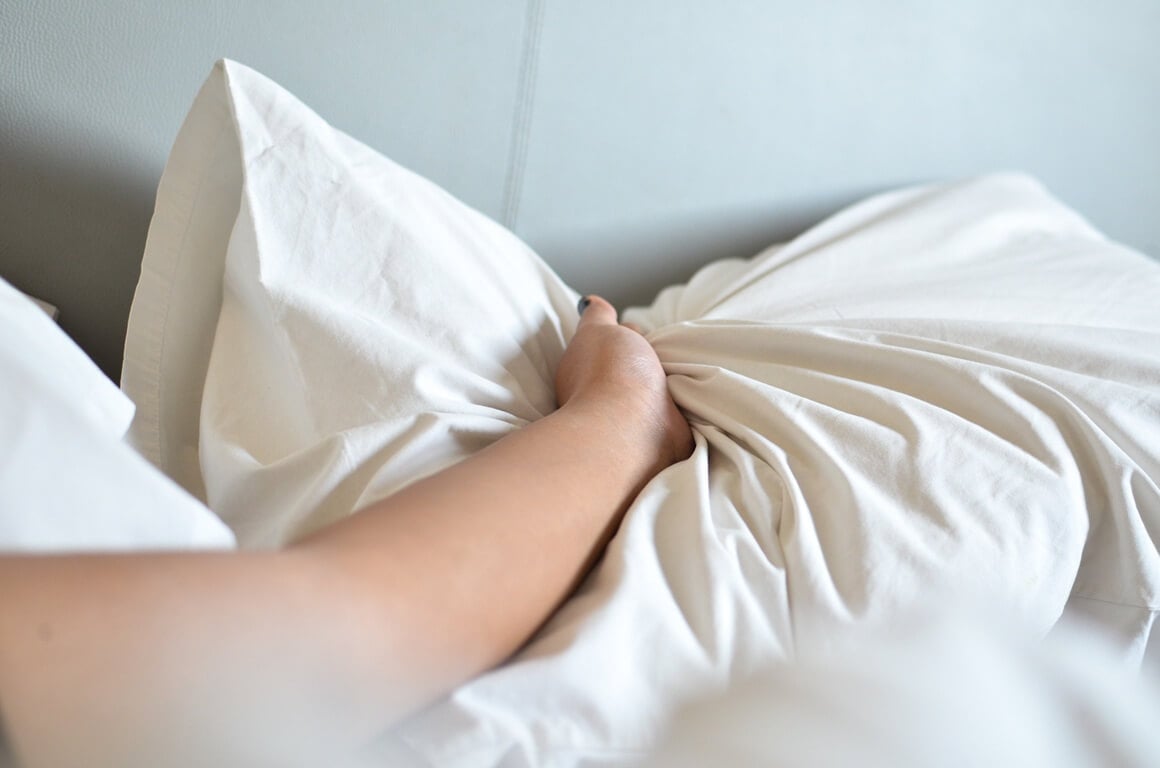 Bol tijekom spolnog odnosa nije rijetka pojava - procjenjuje se da između 10 i 20 % žena barem povremeno osjeti neugodu, peckanje ili bol u zdjelici