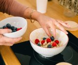 Borovnice, kupine, jagode, maline - sve su bogate antioksidansima koji pomažu u smanjenju upala i podržavaju zdravo starenje