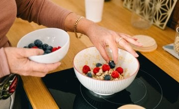 Borovnice, kupine, jagode, maline - sve su bogate antioksidansima koji pomažu u smanjenju upala i podržavaju zdravo starenje