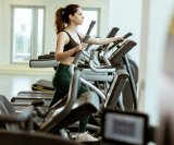 Eliptični trenažer aktivira trbušne mišiće, mišiće leđa i ramena dok stojite uspravno