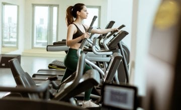 Eliptični trenažer aktivira trbušne mišiće, mišiće leđa i ramena dok stojite uspravno