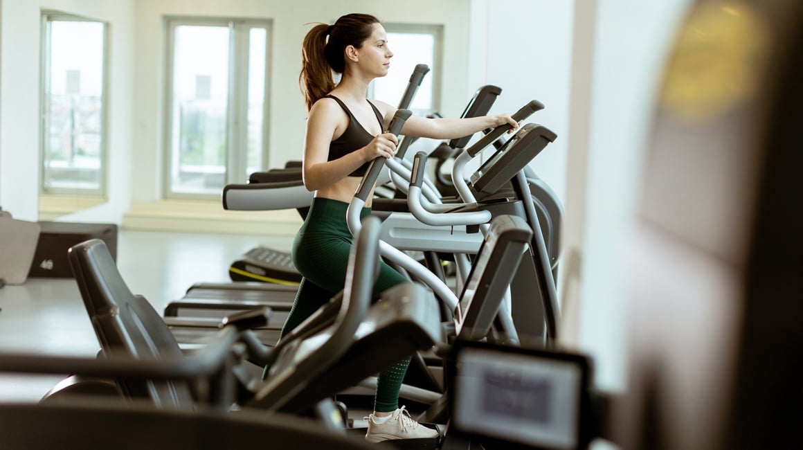 Eliptični trenažer aktivira trbušne mišiće, mišiće leđa i ramena dok stojite uspravno