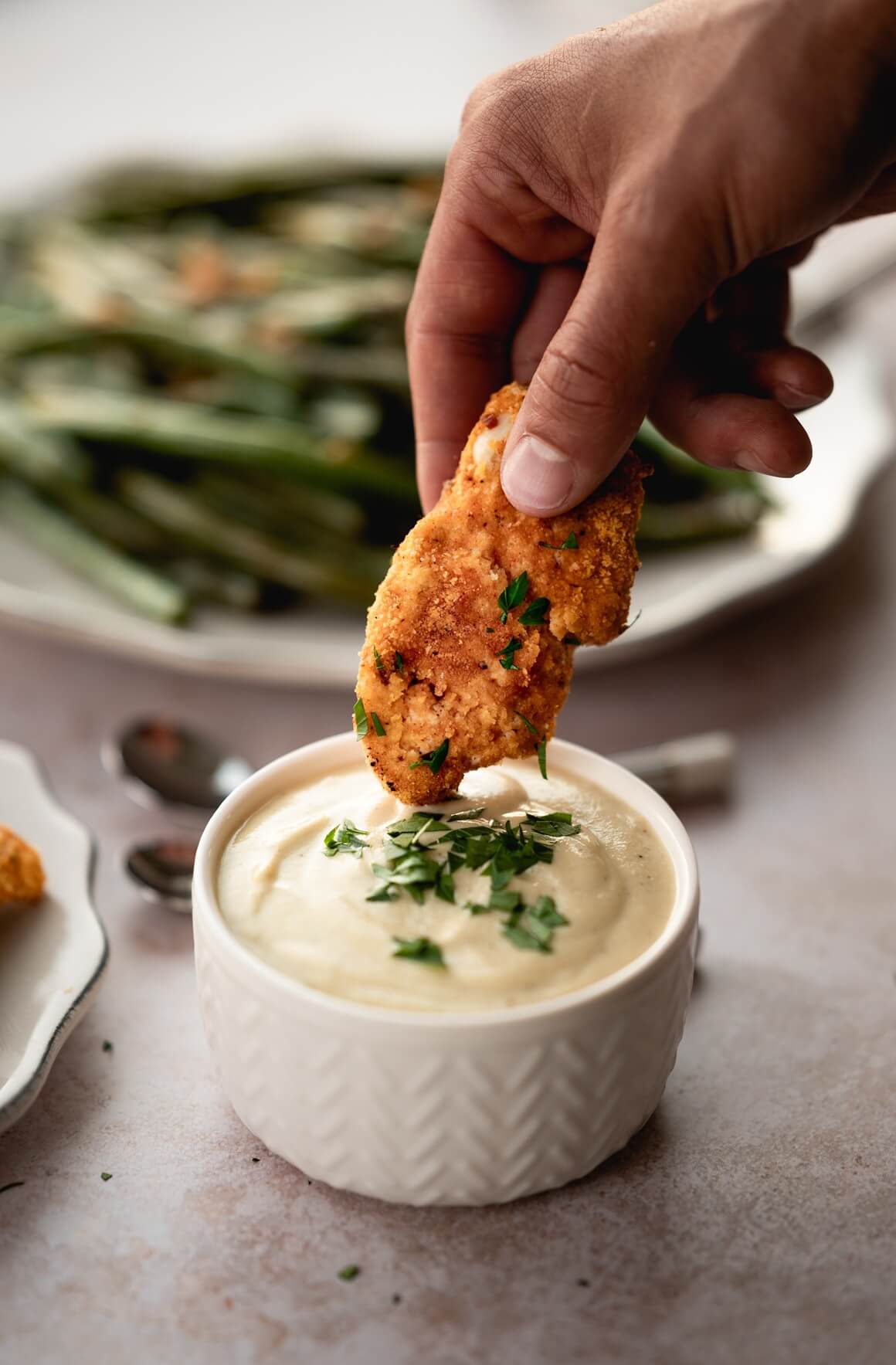 Hrskavi pileći medaljoni s aromatičnim jogurt umakom i zelenim mahunama