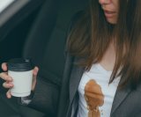 Kako ukloniti mrlje od kave s odjeće