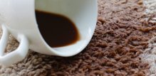 Kako ukloniti mrlje od kave s tepiha