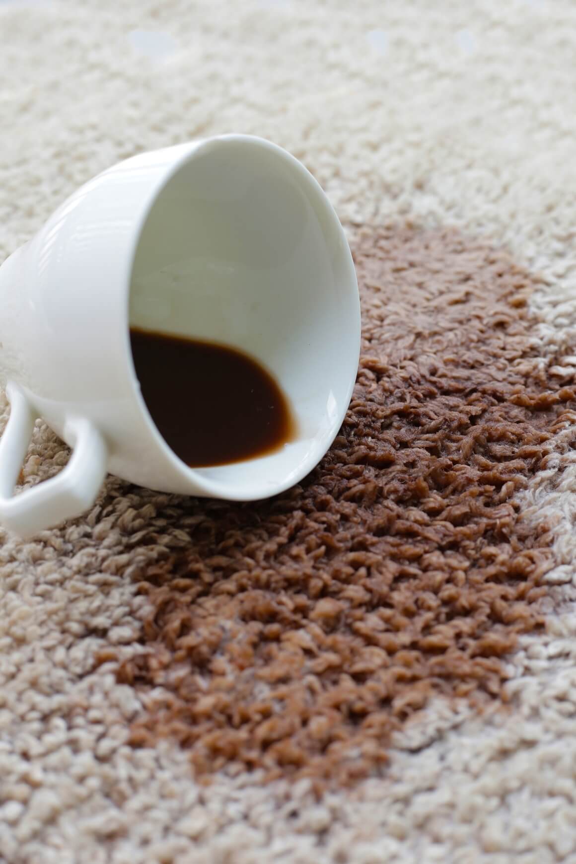 Kako ukloniti mrlje od kave s tepiha