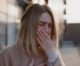 Kod osoba s astmom disanje hladnog i suhog zraka može izazvati stezanje dišnih putova, poznato kao bronhokonstrikcija