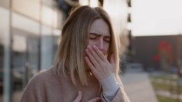 Kod osoba s astmom disanje hladnog i suhog zraka može izazvati stezanje dišnih putova, poznato kao bronhokonstrikcija