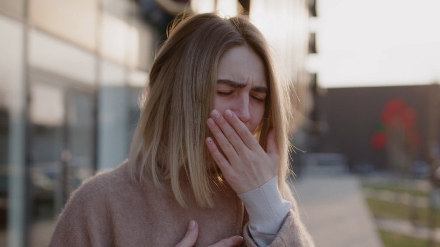 Kod osoba s astmom disanje hladnog i suhog zraka može izazvati stezanje dišnih putova, poznato kao bronhokonstrikcija