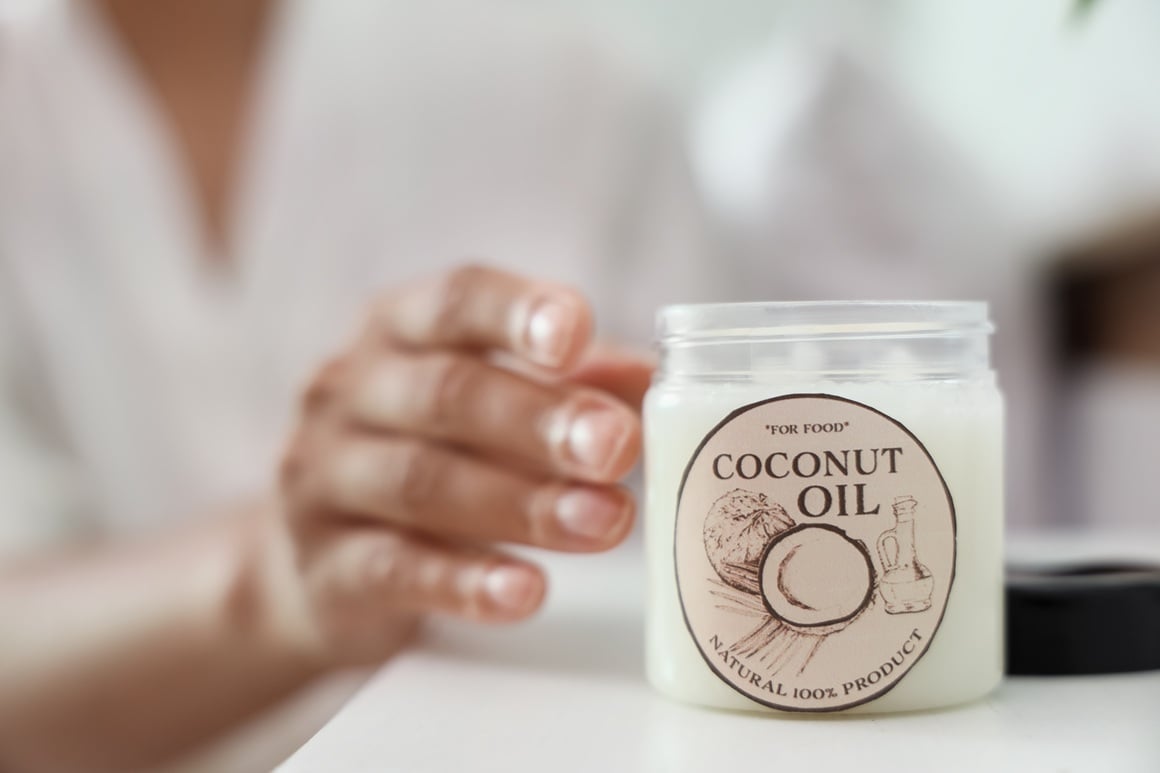 Kokosovo ulje stvara tanku zaštitnu barijeru koja sprečava da kosa tijekom pranja upije previše vode, što može uzrokovati isušivanje i oštećenja