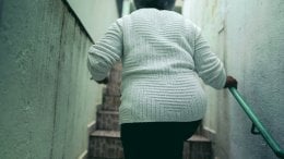 Mnogi ljudi osjećaju slabost u koljenima kada se penju po stepenicama