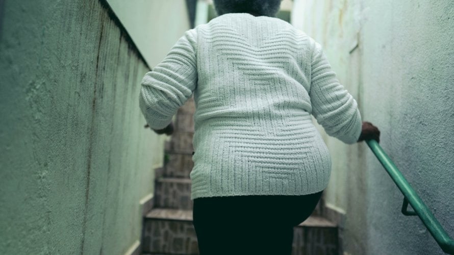 Mnogi ljudi osjećaju slabost u koljenima kada se penju po stepenicama