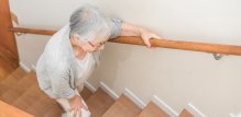 Ograničena mobilnost zbog starenja, pretilosti, problema s ravnotežom ili neuroloških poremećaja može otežati penjanje po stepenicama