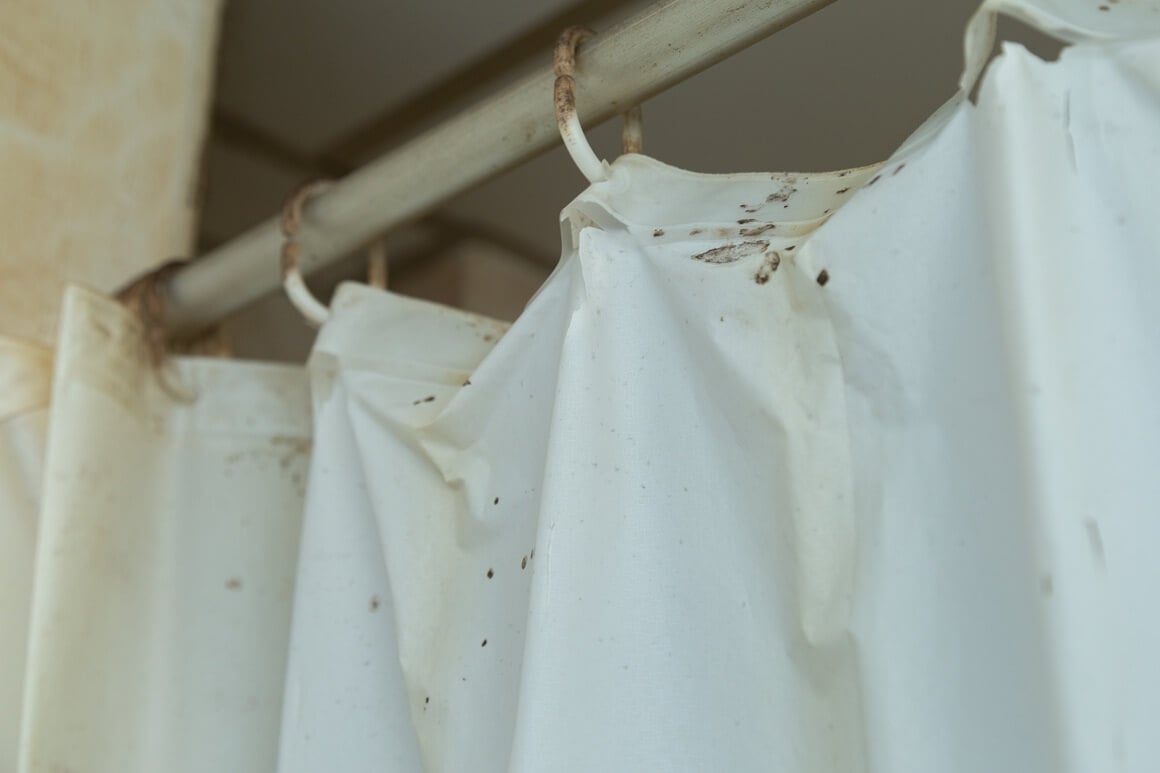 Plastične zavjese ili podstave perite jednom mjesečno u toploj vodi sa sodom bikarbonom