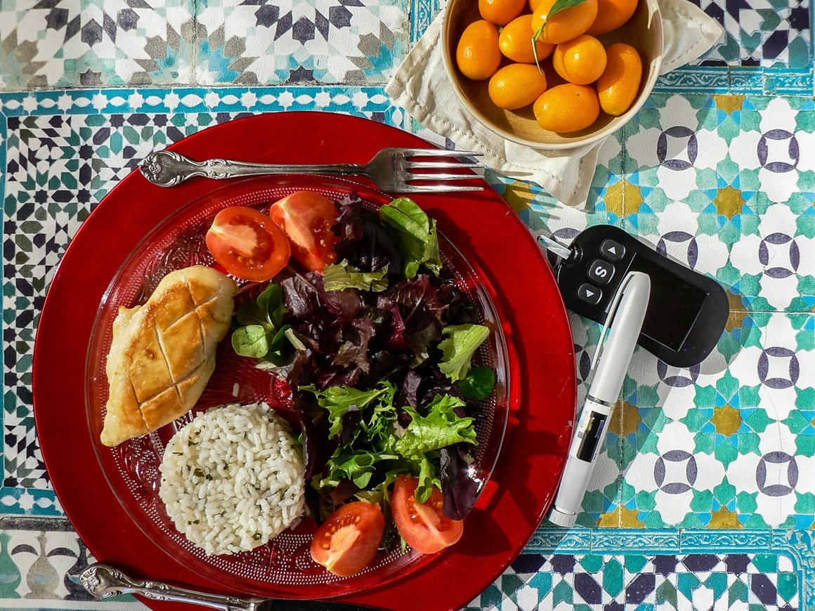 Redoviti, uravnoteženi ručak i večera s jednakom količinom ugljikohidrata svakodnevno pomažu u održavanju stabilnog šećera i energije