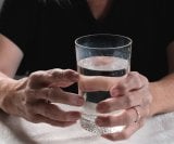 Reumatoidni artritis je kronična autoimuna bolest kod koje imunološki sustav napada vlastite zglobove, uzrokujući upalu, bol i ukočenost