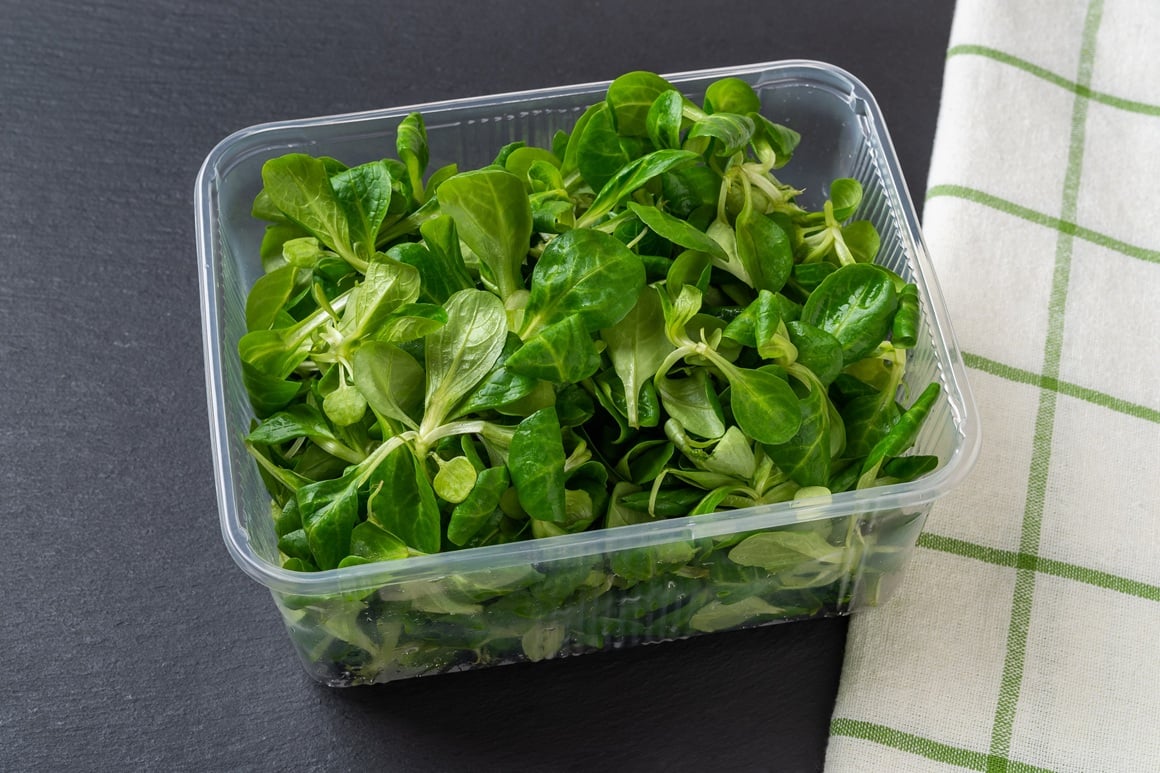 Salata, špinat i kelj često dolaze u zatvorenim plastičnim pakiranjima, ali nakon otvaranja plastika više ne pruža optimalne uvjete
